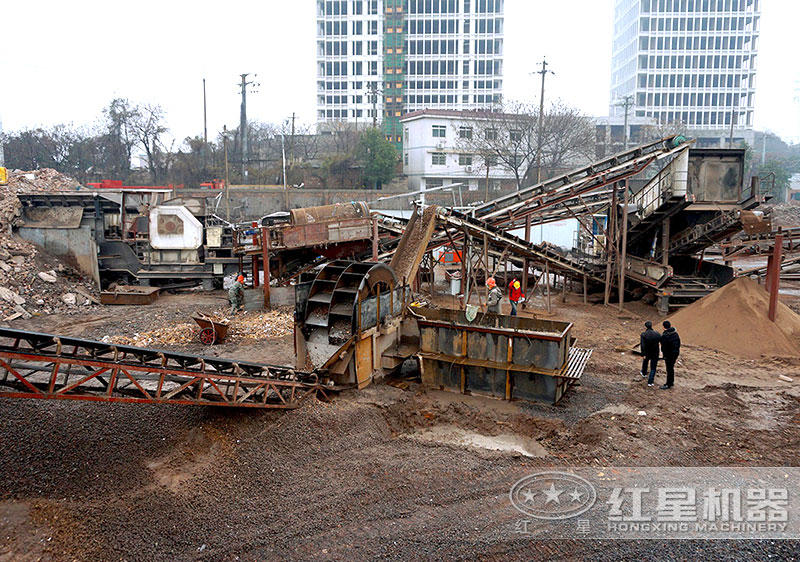 建筑垃圾制沙現場，配置車載制沙機
