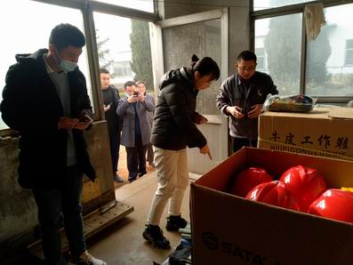 調整大小 3.區人社局杜秀麗主任現場查看勞保用品管理情況.jpg